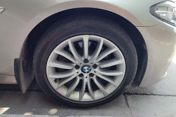 Used BMW 5 Series 2017 525Li Luxury Design Package Right Front Wheel Hub