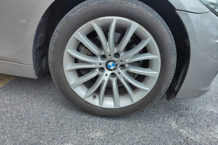Used BMW 5 Series 2017 525Li Luxury Design Package Right Front Wheel Hub