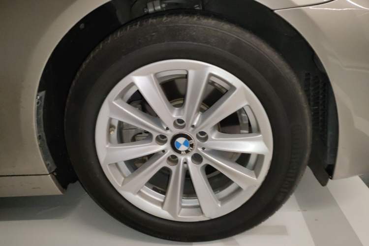 Used BMW 5 Series 2017 520Li Elegant Edition Right Front Wheel Hub