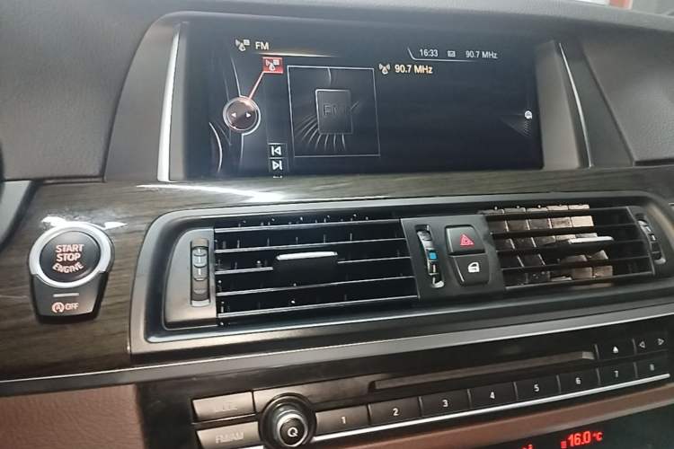 Used BMW 5 Series 2017 525Li Luxury Design Package Audio And AC Panel