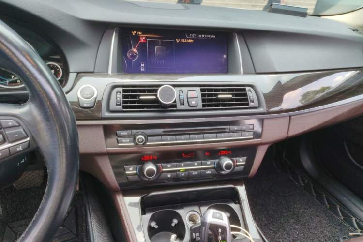 Used BMW 5 Series 2017 525Li Luxury Design Package Audio And AC Panel