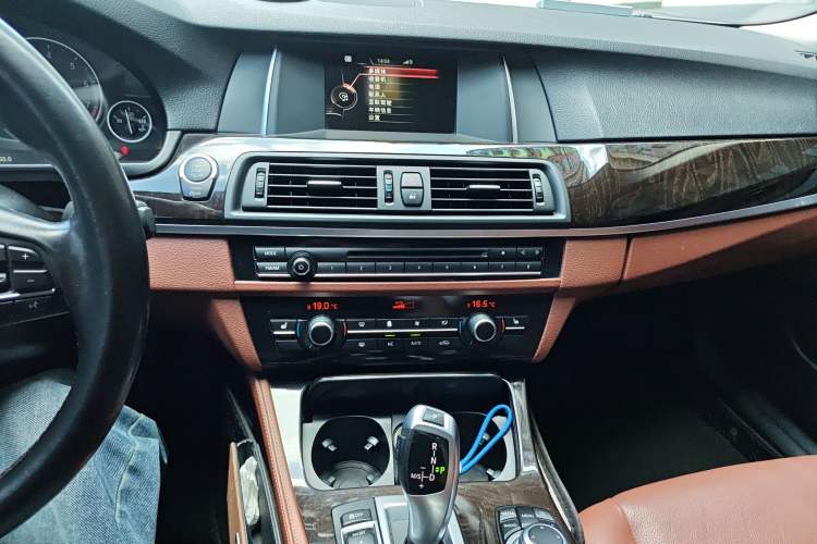 Used BMW 5 Series 2017 525Li Leading Model Audio And AC Panel