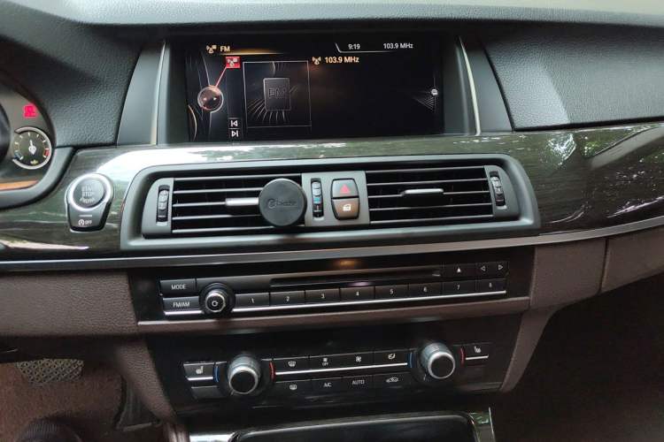 Used BMW 5 Series 2017 525Li Luxury Design Package Audio And AC Panel