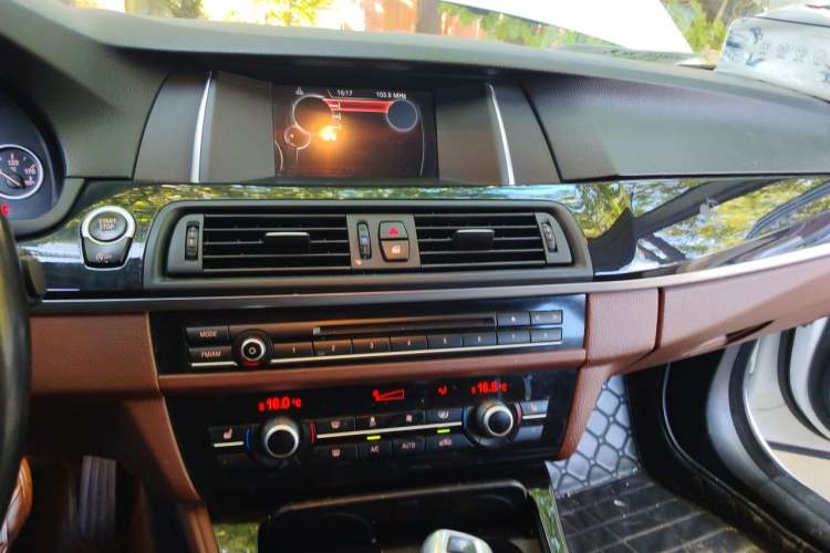Used BMW 5 Series 2017 520Li Elegant Edition Audio And AC Panel