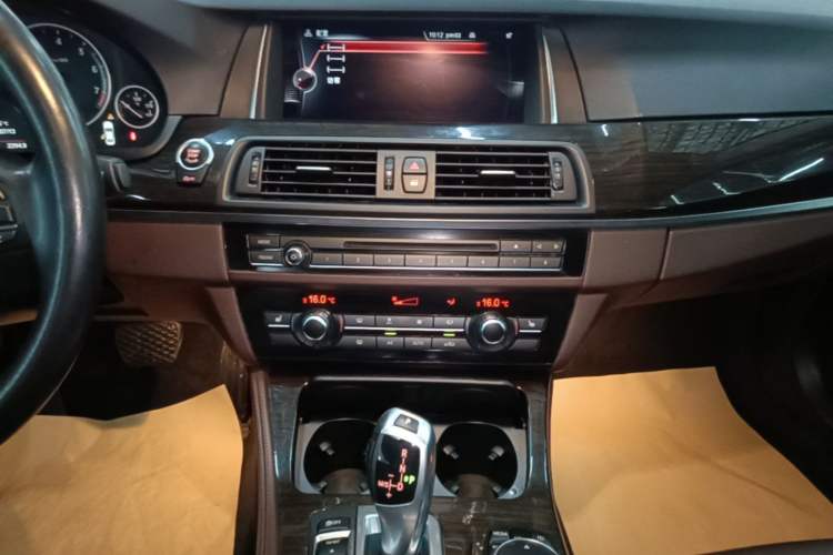 Used BMW 5 Series 2017 525Li Luxury Design Package Audio And AC Panel