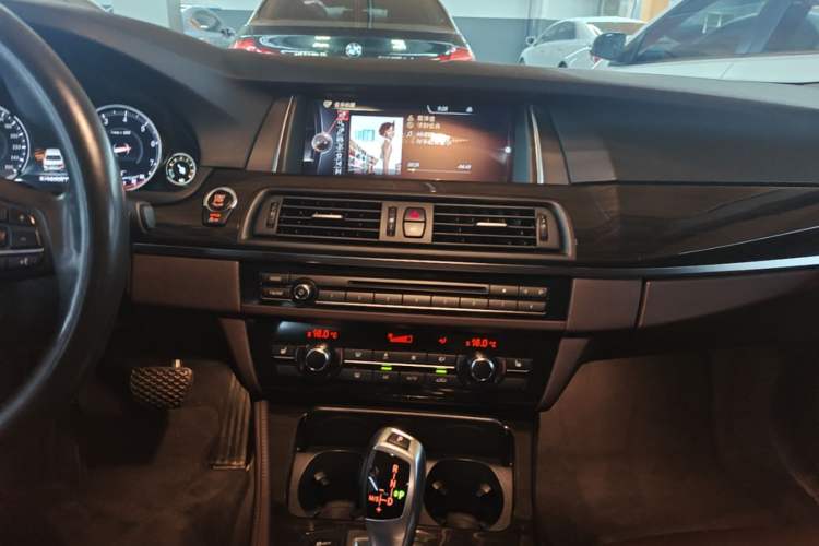 Used BMW 5 Series 2017 525Li Luxury Design Package Audio And AC Panel