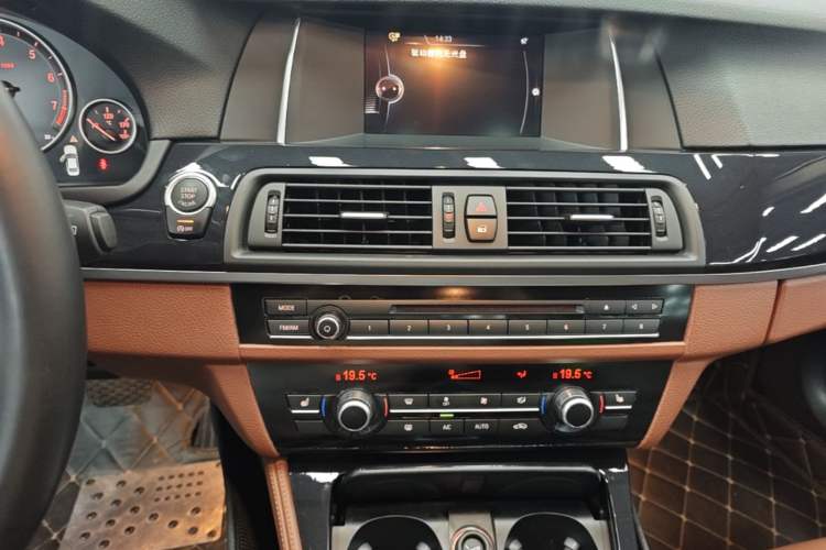 Used BMW 5 Series 2017 520Li Elegant Edition Audio And AC Panel
