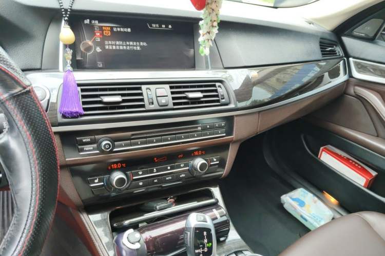 Used BMW 5 Series 2017 525Li Luxury Design Package Audio And AC Panel