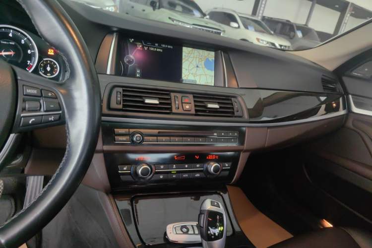 Used BMW 5 Series 2017 525Li Luxury Design Package Audio And AC Panel