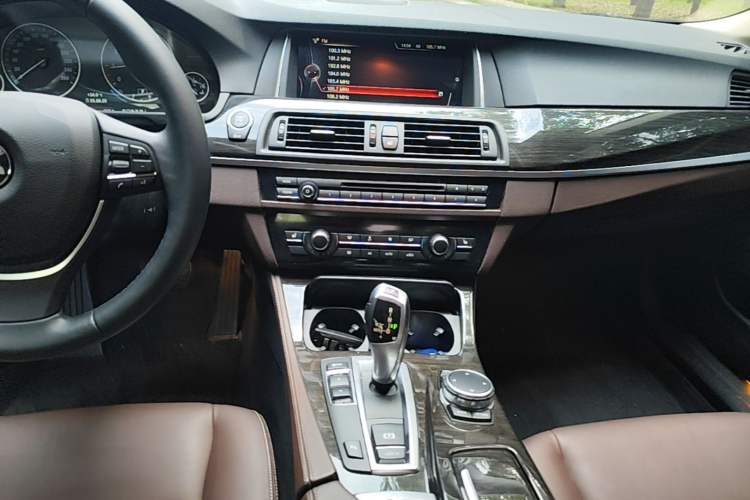 Used BMW 5 Series 2017 525Li Luxury Design Package Audio And AC Panel