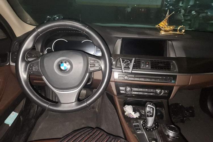Used BMW 5 Series 2017 525Li Luxury Design Package Center Console