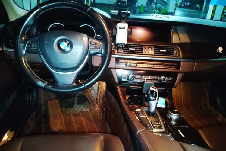 Used BMW 5 Series 2017 525Li Luxury Design Package Center Console
