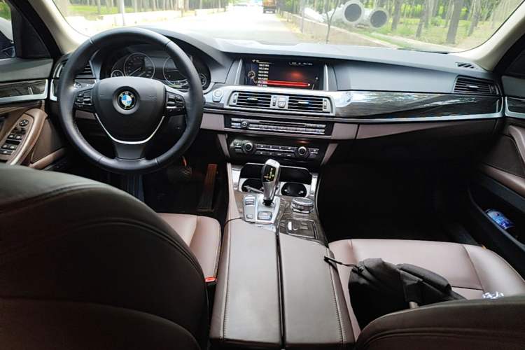 Used BMW 5 Series 2017 525Li Luxury Design Package Center Console