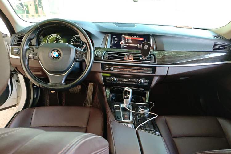 Used BMW 5 Series 2017 525Li Luxury Design Package Center Console