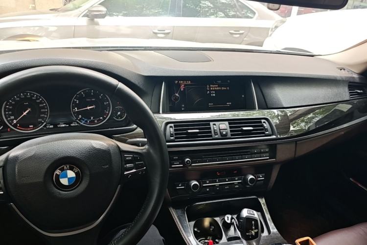 Used BMW 5 Series 2017 525Li Luxury Design Package Center Console