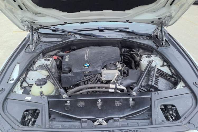 Used BMW 5 Series 2017 520Li Elegant Edition Engine Bay