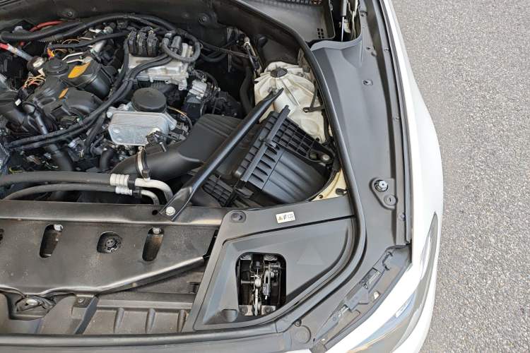 Used BMW 5 Series 2017 525Li Leading Model Engine Bay Left