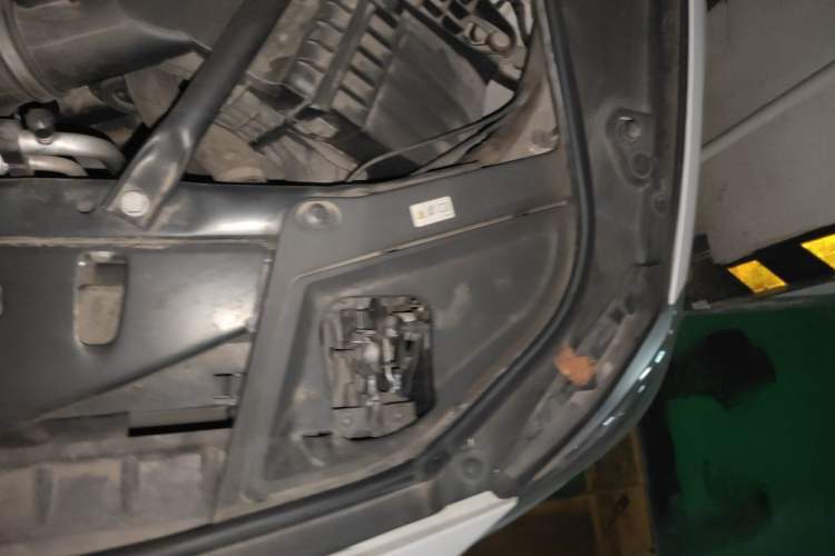 Used BMW 5 Series 2017 520Li Elegant Edition Engine Bay Left