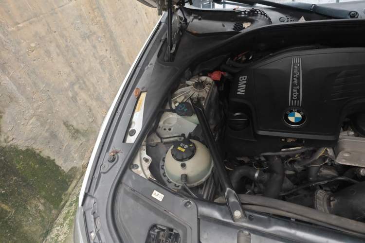 Used BMW 5 Series 2017 525Li Luxury Design Package Engine Bay Right