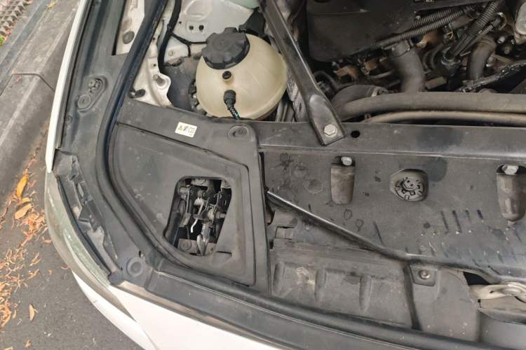 Used BMW 5 Series 2017 520Li Elegant Edition Engine Bay Right