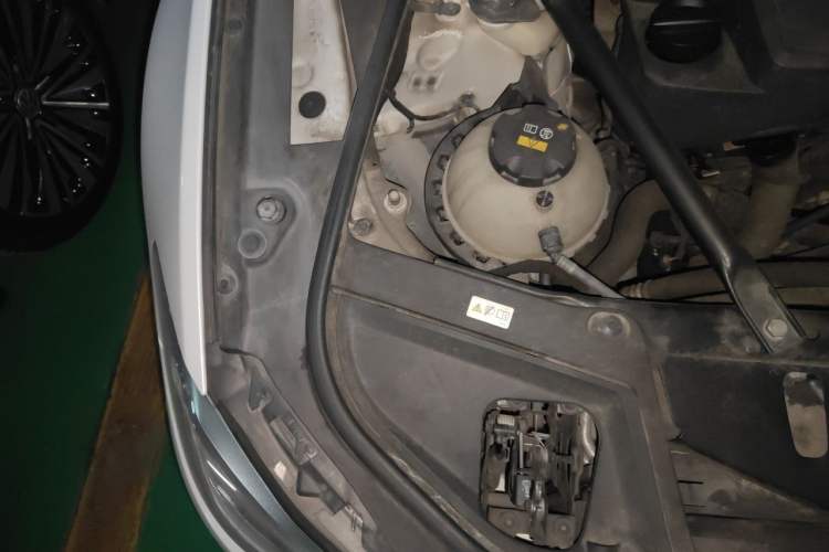 Used BMW 5 Series 2017 520Li Elegant Edition Engine Bay Right