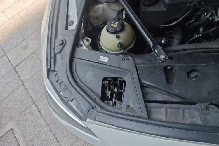 Used BMW 5 Series 2017 520Li Elegant Edition Engine Bay Right