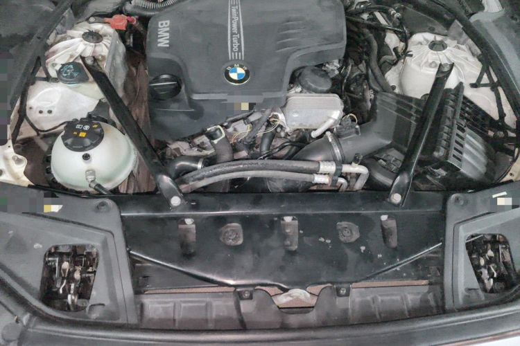 Used BMW 5 Series 2017 520Li Elegant Edition Engine Bay