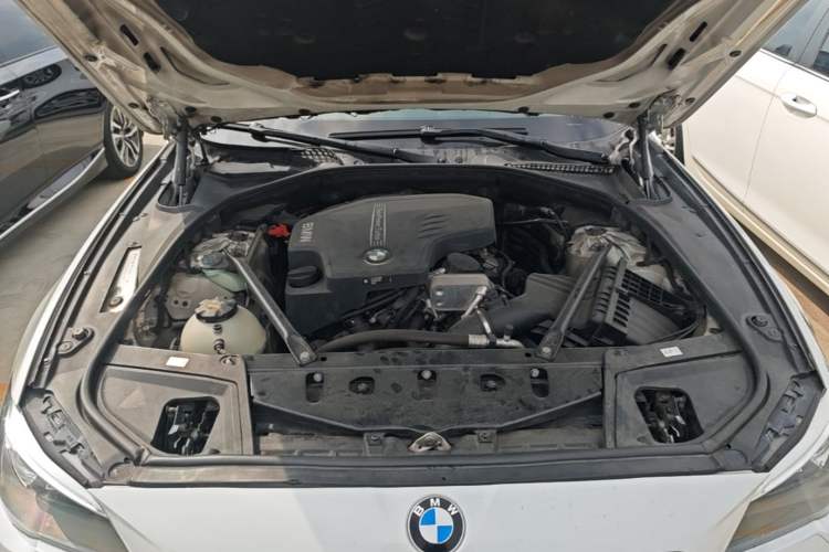 Used BMW 5 Series 2017 520Li Elegant Edition Engine Bay