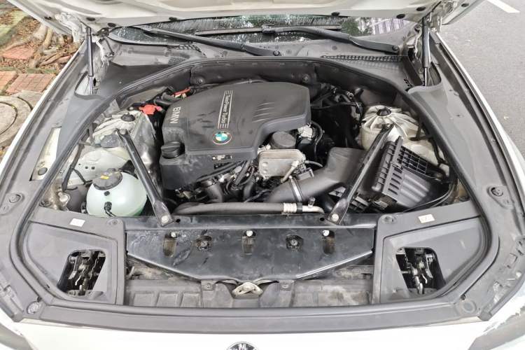 Used BMW 5 Series 2017 525Li Leading Model Engine Bay