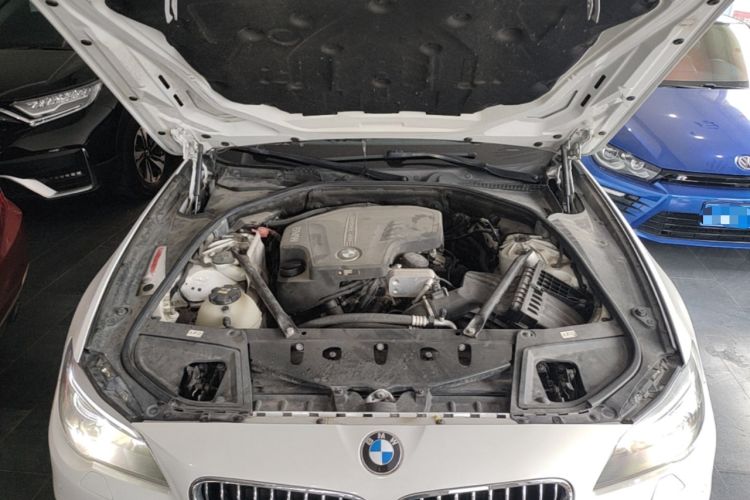 Used BMW 5 Series 2017 520Li Elegant Edition Engine Bay