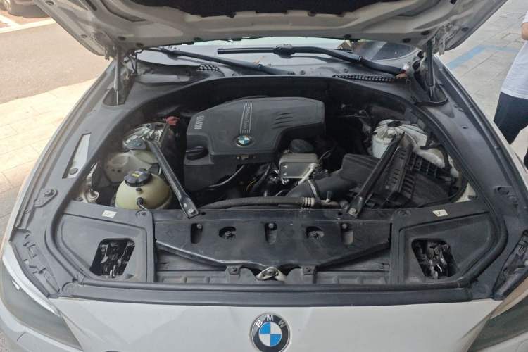 Used BMW 5 Series 2017 520Li Elegant Edition Engine Bay