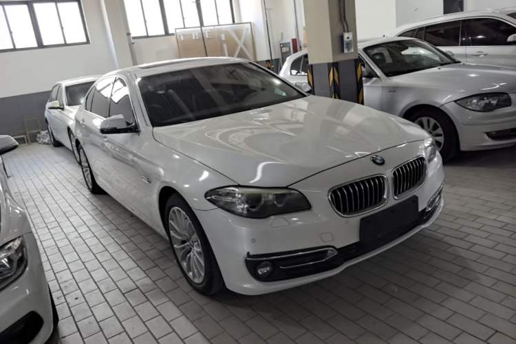 Used BMW 5 Series 2017 525Li Luxury Design Package Front Right 45 Deg
