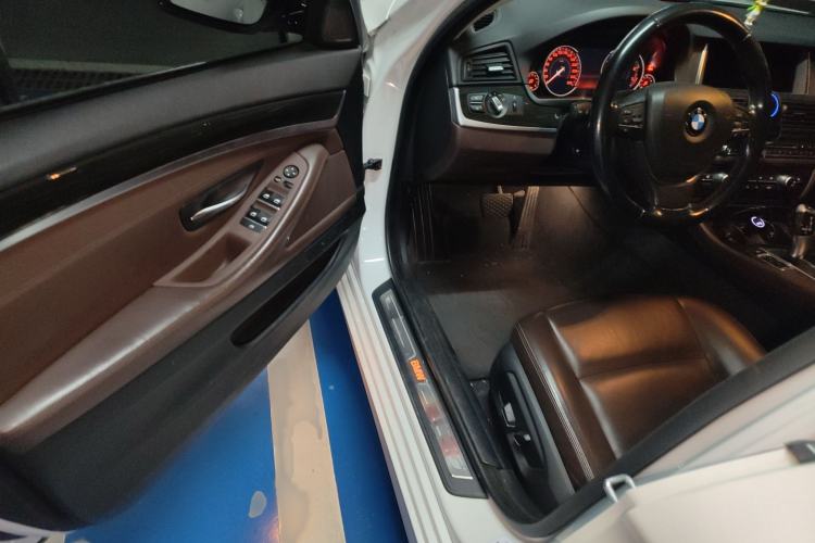 Used BMW 5 Series 2017 525Li Luxury Design Package Interior 3