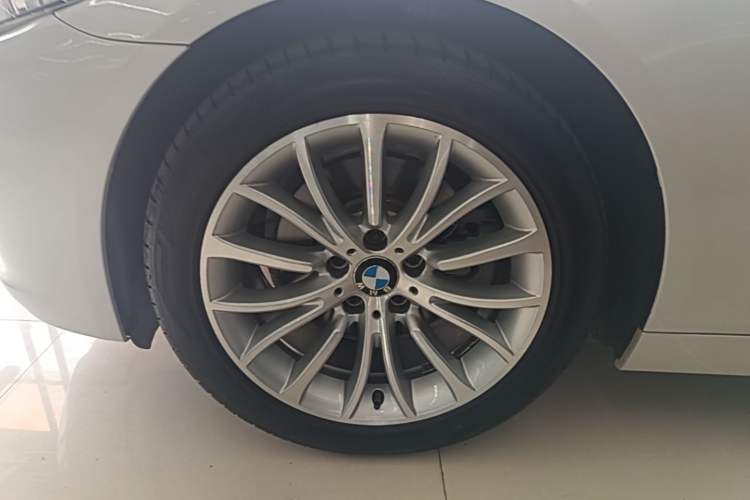 Used BMW 5 Series 2017 525Li Luxury Design Package Left Front Wheel Hub