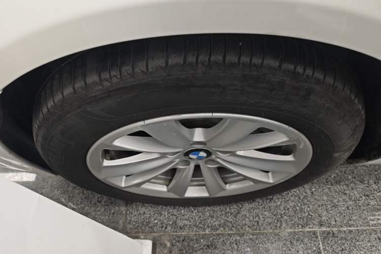 Used BMW 5 Series 2017 520Li Elegant Edition Left Front Wheel Hub