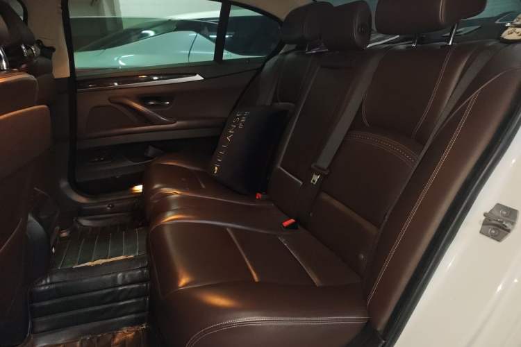 Used BMW 5 Series 2017 525Li Luxury Design Package Left Rear Seat