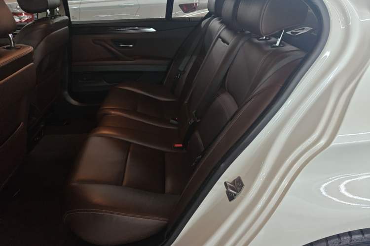 Used BMW 5 Series 2017 525Li Luxury Design Package Left Rear Seat
