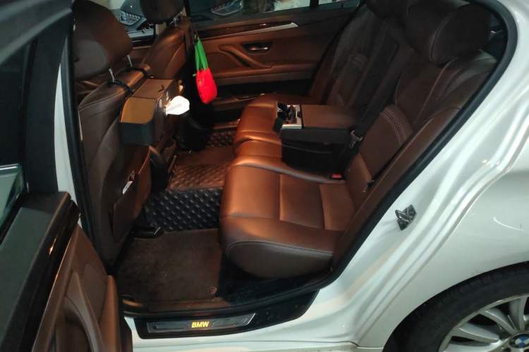 Used BMW 5 Series 2017 525Li Luxury Design Package Left Rear Seat
