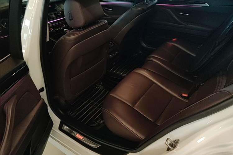 Used BMW 5 Series 2017 525Li Luxury Design Package Left Rear Seat