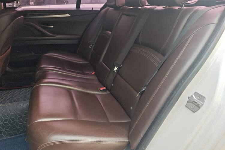 Used BMW 5 Series 2017 525Li Luxury Design Package Left Rear Seat