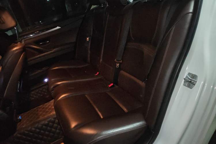 Used BMW 5 Series 2017 525Li Luxury Design Package Left Rear Seat