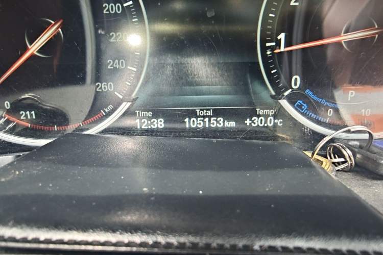 Used BMW 5 Series 2017 525Li Leading Model Odometer Close Up
