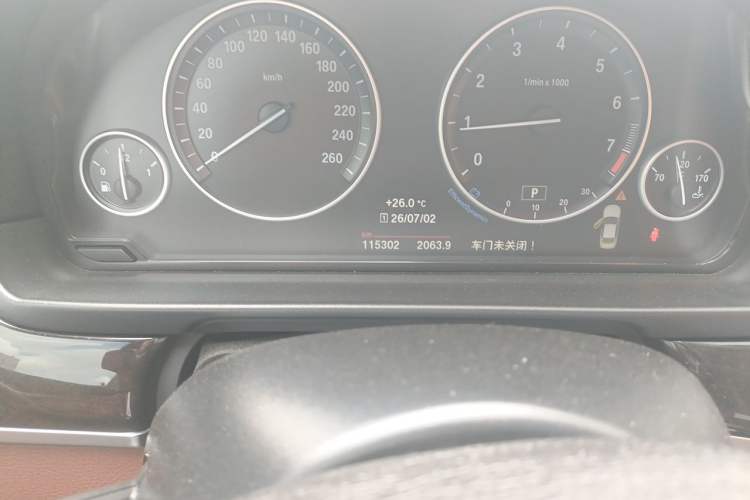 Used BMW 5 Series 2017 525Li Leading Model Odometer Close Up