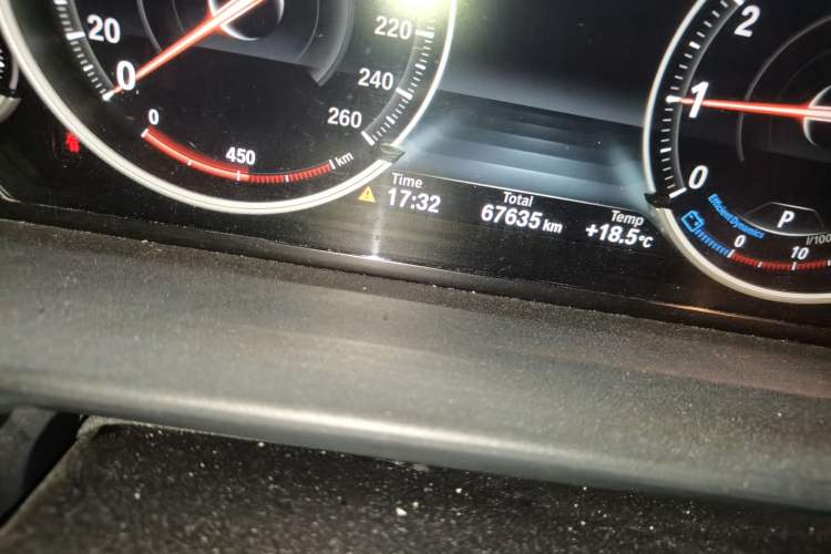 Used BMW 5 Series 2017 528Li Leading Model Odometer Close Up