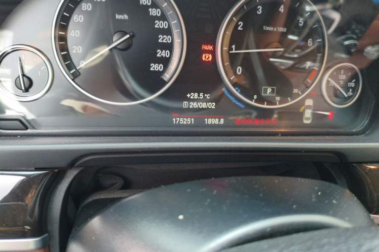 Used BMW 5 Series 2017 528Li Leading Model Odometer Close Up