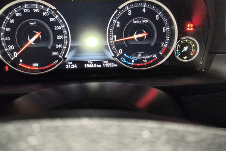 Used BMW 5 Series 2017 528Li Leading Model Odometer Close Up