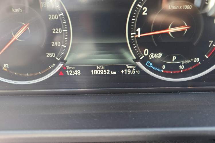 Used BMW 5 Series 2017 525Li Luxury Design Package Odometer Close Up