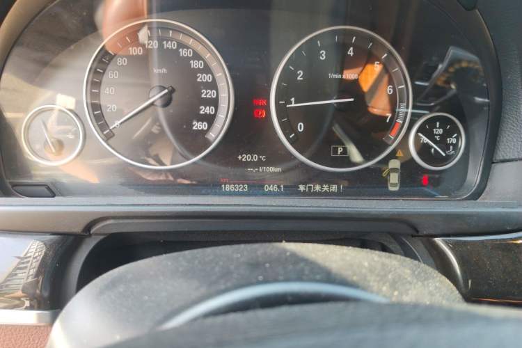 Used BMW 5 Series 2017 525Li Leading Model Odometer Close Up