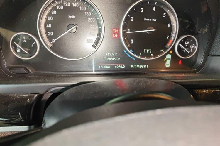 Used BMW 5 Series 2017 525Li Leading Model Odometer Close Up