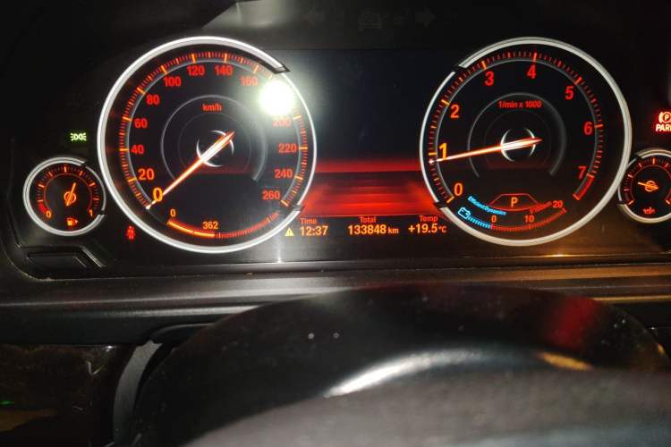 Used BMW 5 Series 2017 528Li Leading Model Odometer Close Up